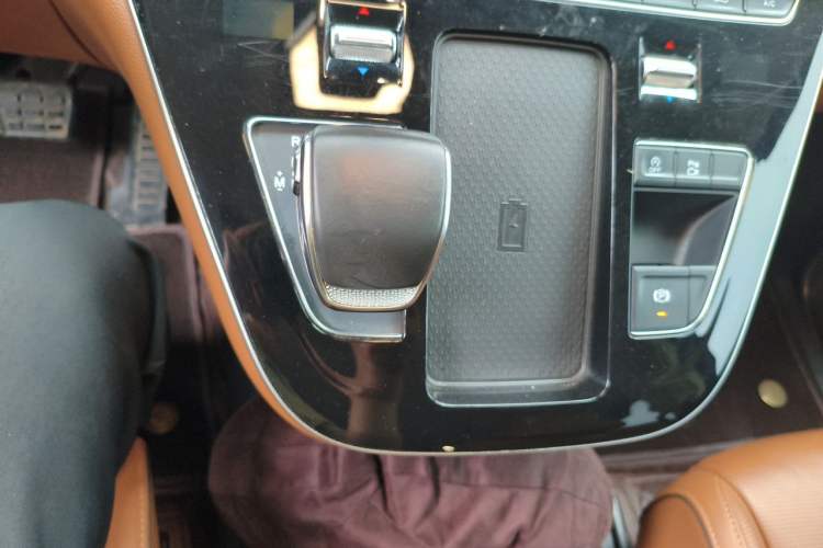 Used Hongqi HQ9 2023 2.0T Smart Connect Flagship Edition Gear Lever
