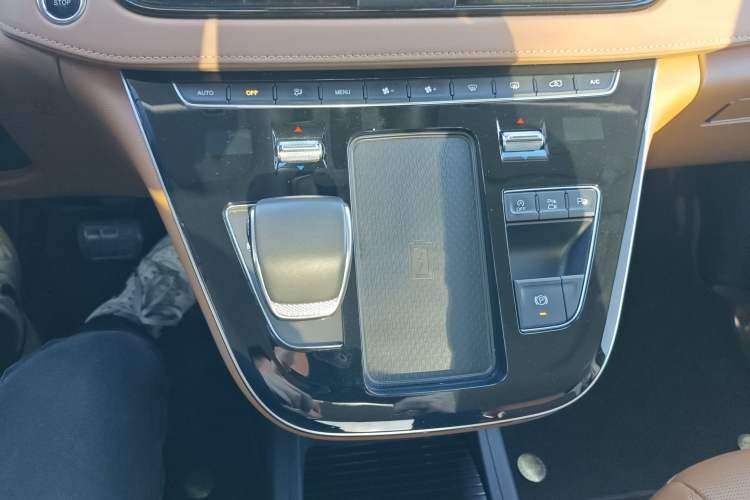Used Hongqi HQ9 2023 2.0T Smart Connect Flagship Edition Gear Lever