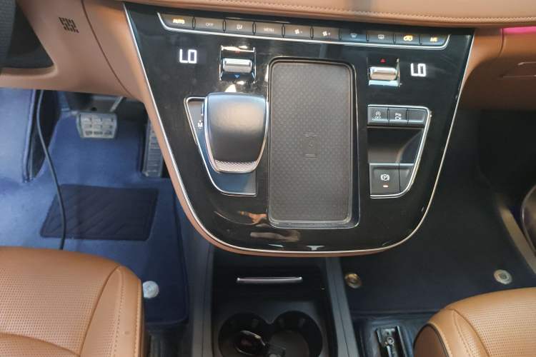 Used Hongqi HQ9 2023 2.0T Smart Connect Flagship Edition Gear Lever
