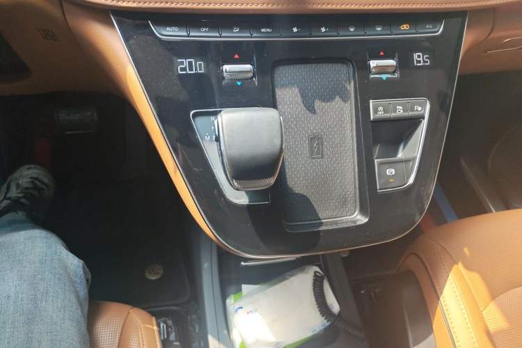 Used Hongqi HQ9 2023 2.0T Smart Connect Flagship Edition Gear Lever