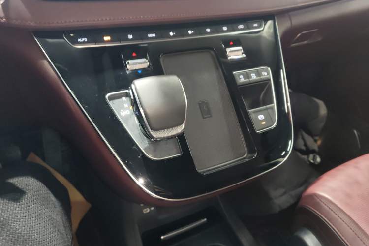 Used Hongqi HQ9 2023 2.0T Smart Connect Flagship Edition Gear Lever