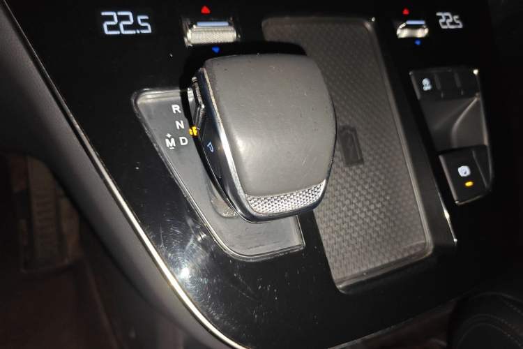 Used Hongqi HQ9 2023 2.0T Smart Connect Flagship Edition Gear Lever