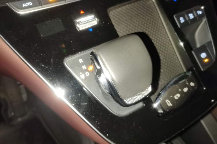 Used Hongqi HQ9 2023 2.0T Smart Connect Flagship Edition Gear Lever