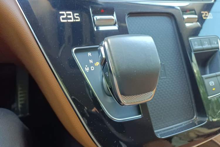 Used Hongqi HQ9 2023 2.0T Smart Connect Flagship Edition Gear Lever