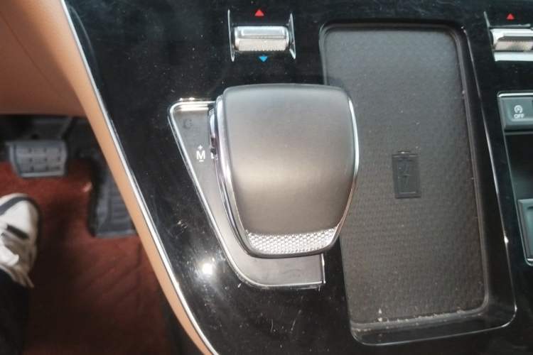 Used Hongqi HQ9 2023 2.0T Smart Connect Flagship Edition Gear Lever