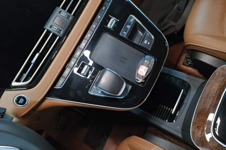 Used Hongqi HQ9 2023 2.0T Smart Connect Flagship Edition Gear Lever