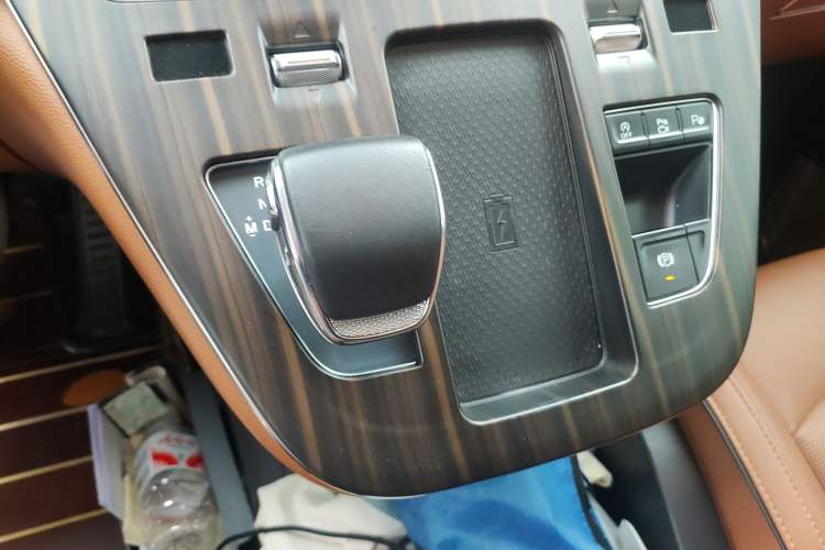 Used Hongqi HQ9 2023 2.0T Smart Connect Flagship Edition Gear Lever