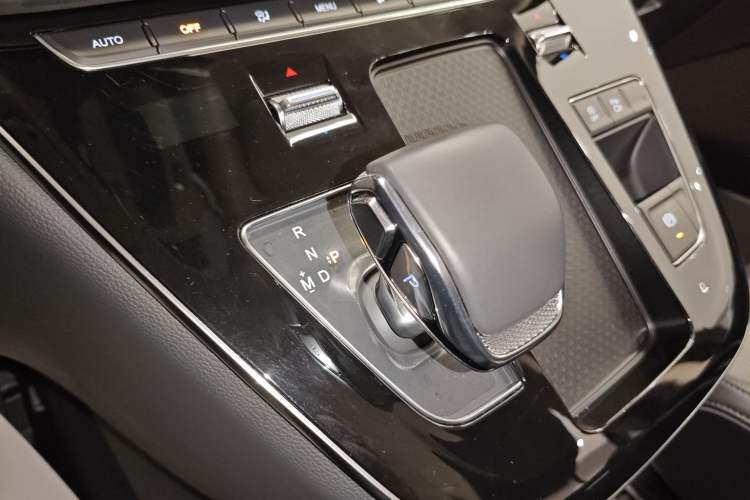 Used Hongqi HQ9 2023 2.0T Smart Connect Flagship Edition Gear Lever