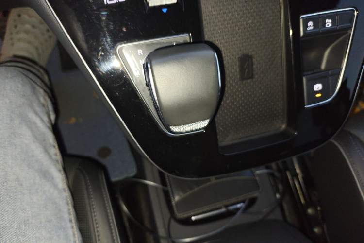 Used Hongqi HQ9 2023 2.0T Smart Connect Flagship Edition Gear Lever
