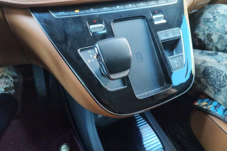 Used Hongqi HQ9 2023 2.0T Smart Connect Flagship Edition Gear Lever