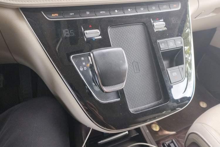 Used Hongqi HQ9 2023 2.0T Smart Connect Flagship Edition Gear Lever