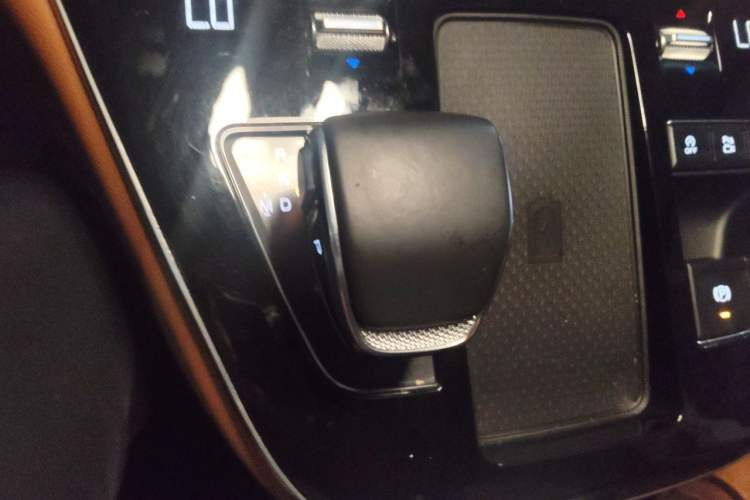 Used Hongqi HQ9 2023 2.0T Smart Connect Flagship Edition Gear Lever