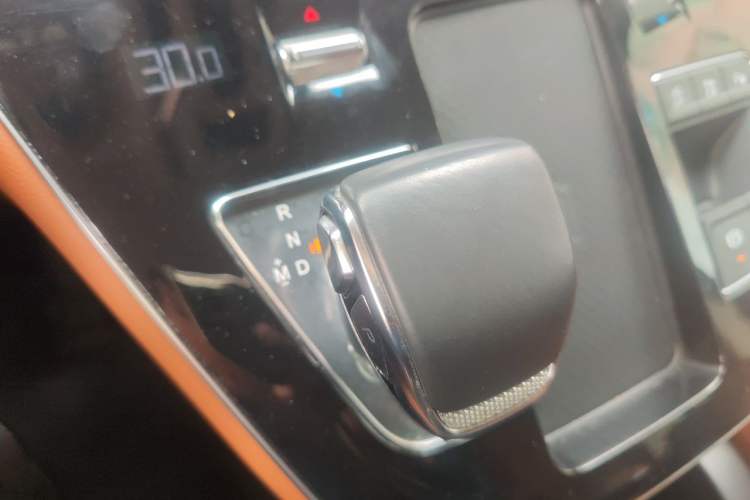Used Hongqi HQ9 2023 2.0T Smart Connect Flagship Edition Gear Lever
