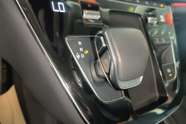 Used Hongqi HQ9 2023 2.0T Smart Connect Flagship Edition Gear Lever