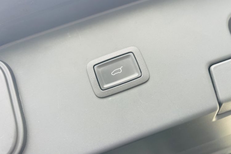 Used Hongqi HQ9 2023 2.0T Smart Connect Flagship Edition Interior 8