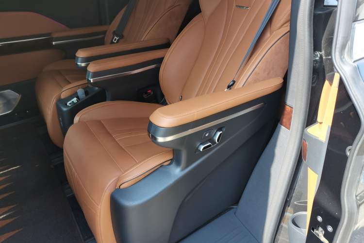 Used Hongqi HQ9 2023 2.0T Smart Connect Flagship Edition Left Rear Seat