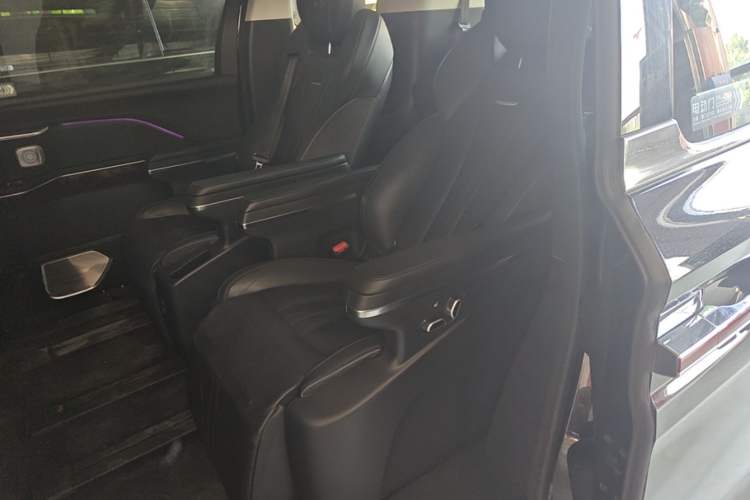 Used Hongqi HQ9 2023 2.0T Smart Connect Flagship Edition Left Rear Seat