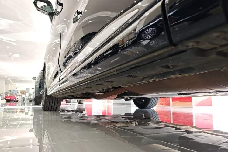 Used Hongqi HQ9 2023 2.0T Smart Connect Flagship Edition Left Side Sill