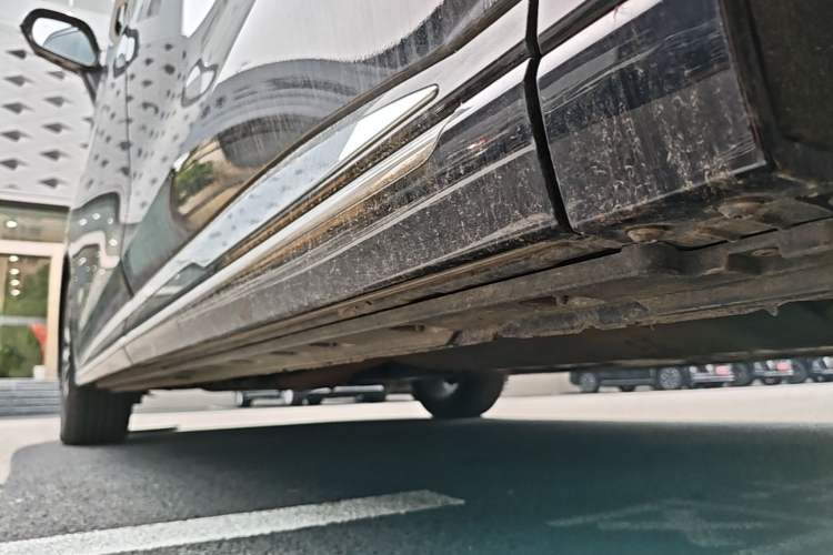 Used Hongqi HQ9 2023 2.0T Smart Connect Flagship Edition Left Side Sill