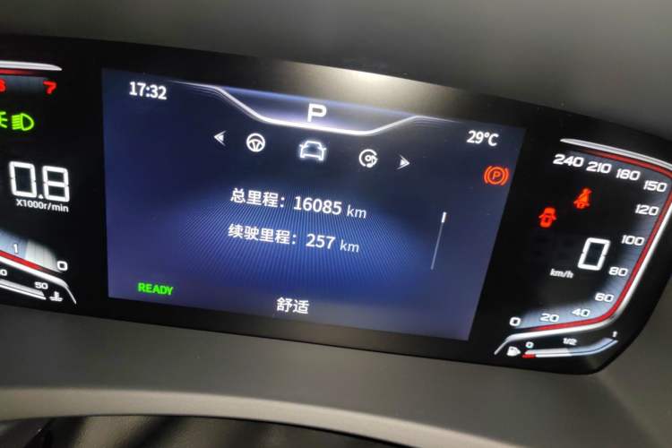 Used Hongqi HQ9 2023 2.0T Smart Connect Flagship Edition Odometer Close Up