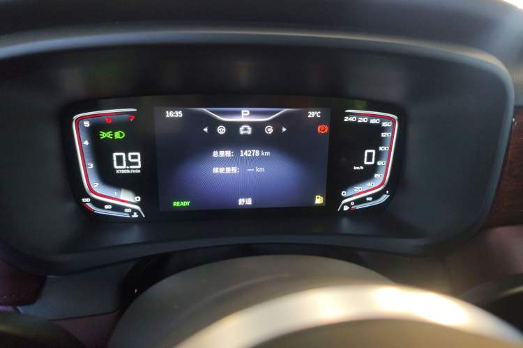 Used Hongqi HQ9 2023 2.0T Smart Connect Flagship Edition Odometer Close Up