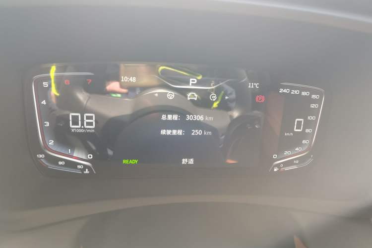 Used Hongqi HQ9 2023 2.0T Smart Connect Flagship Edition Odometer Close Up