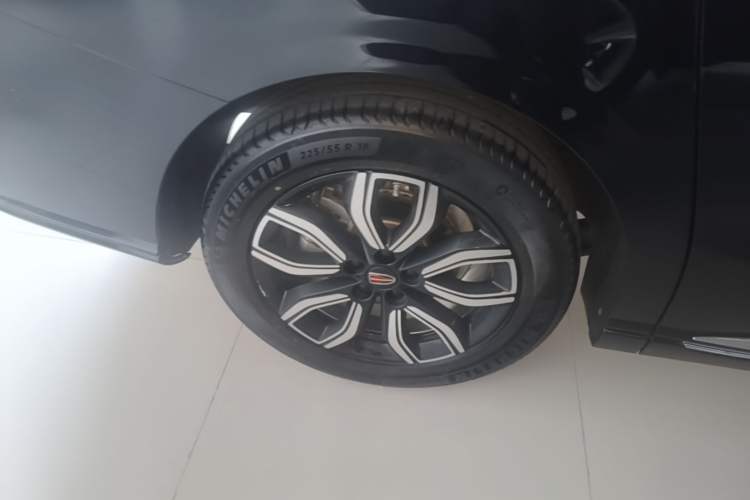 Used Hongqi HQ9 2023 2.0T Smart Connect Flagship Edition Right Rear Wheel Hub