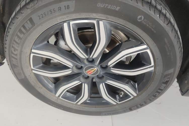 Used Hongqi HQ9 2023 2.0T Smart Connect Flagship Edition Right Rear Wheel Hub