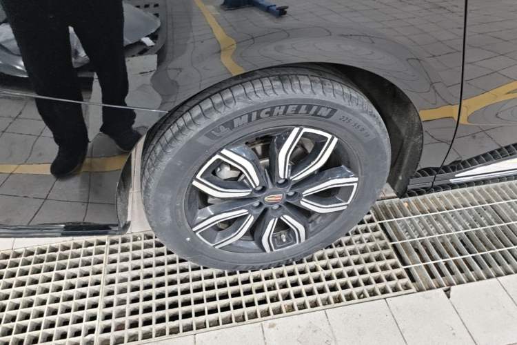 Used Hongqi HQ9 2023 2.0T Smart Connect Flagship Edition Right Rear Wheel Hub