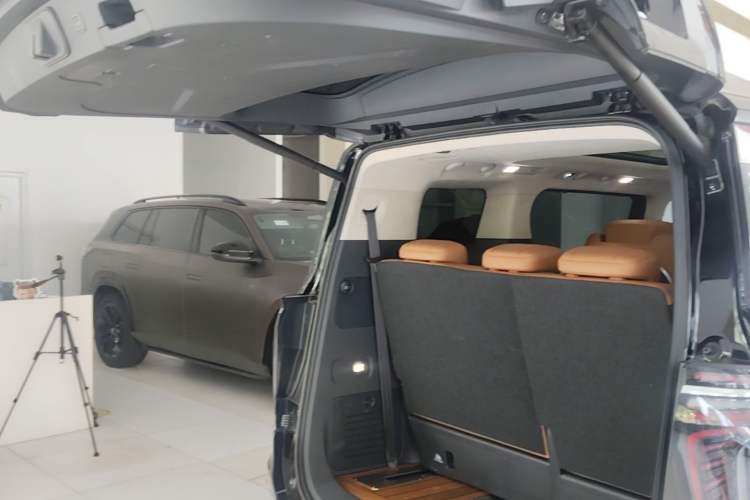 Used Hongqi HQ9 2023 2.0T Smart Connect Flagship Edition Trunk