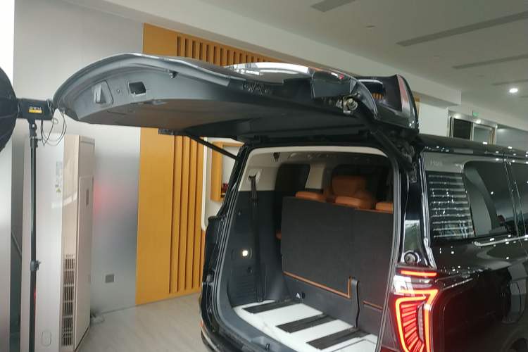 Used Hongqi HQ9 2023 2.0T Smart Connect Flagship Edition Trunk