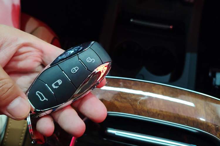 Used Hongqi HQ9 2023 2.0T Smart Connect Flagship Edition Vehicle Key