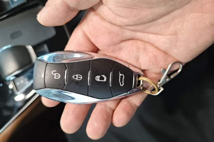 Used Hongqi HQ9 2023 2.0T Smart Connect Flagship Edition Vehicle Key
