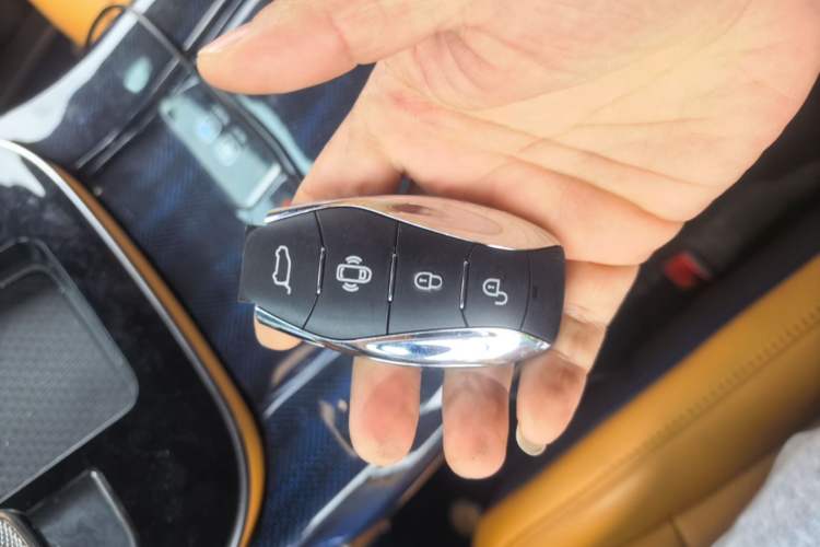 Used Hongqi HQ9 2023 2.0T Smart Connect Flagship Edition Vehicle Key
