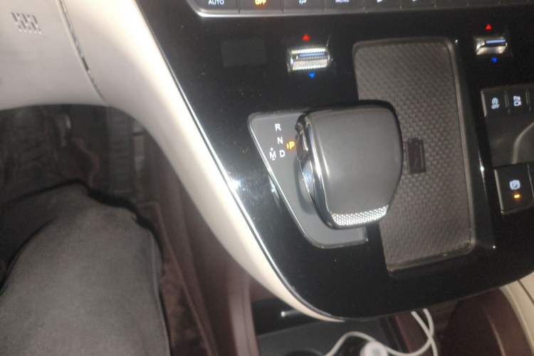 Used Hongqi HQ9 2023 2.0T Smart Connect Flagship Edition Gear Lever