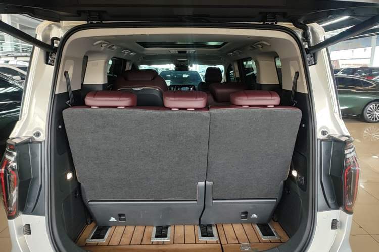 Used Hongqi HQ9 2023 2.0T Smart Connect Flagship Edition Trunk