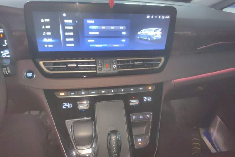 Used Hongqi HQ9 2023 2.0T Smart Connect Flagship Edition Audio And AC Panel