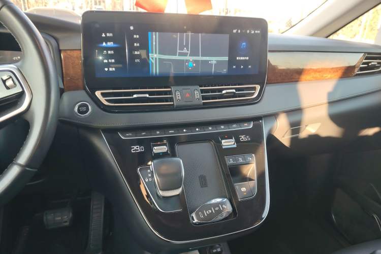 Used Hongqi HQ9 2023 2.0T Smart Connect Flagship Edition Audio And AC Panel