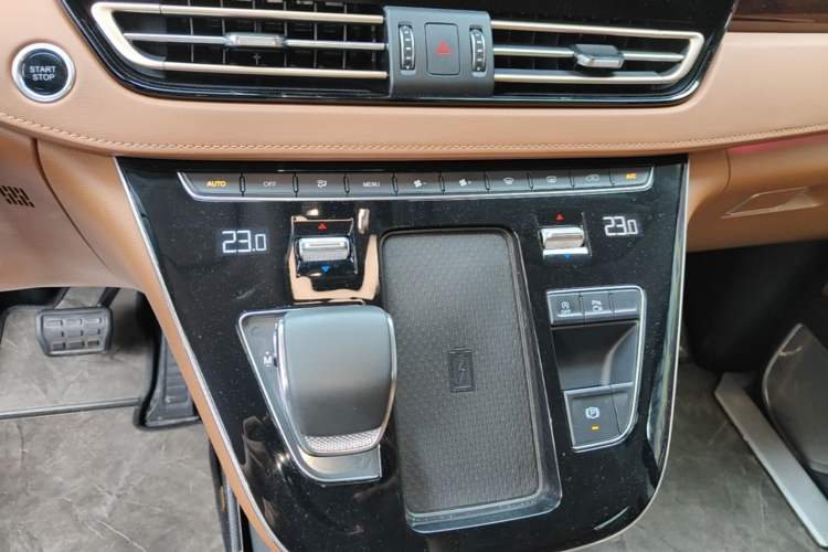 Used Hongqi HQ9 2023 2.0T Smart Connect Flagship Edition Audio And AC Panel