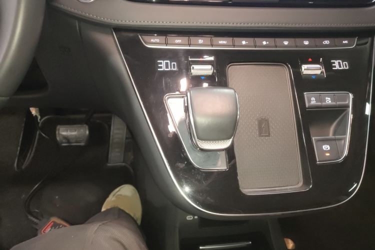 Used Hongqi HQ9 2023 2.0T Smart Connect Flagship Edition Gear Lever