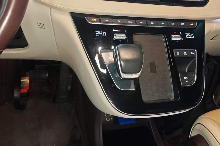 Used Hongqi HQ9 2023 2.0T Smart Connect Flagship Edition Gear Lever