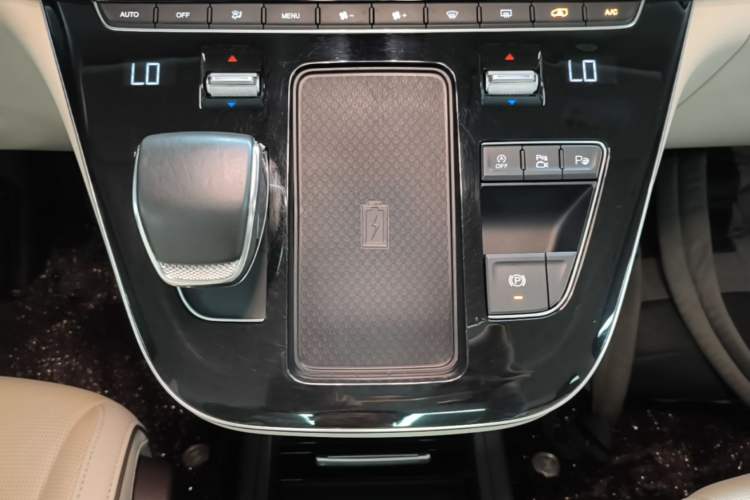 Used Hongqi HQ9 2023 2.0T Smart Connect Flagship Edition Gear Lever
