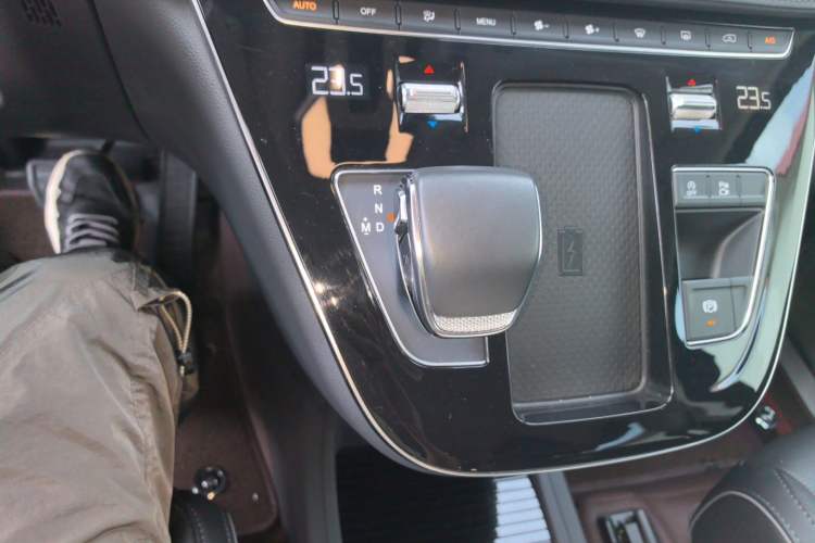 Used Hongqi HQ9 2023 2.0T Smart Connect Flagship Edition Gear Lever