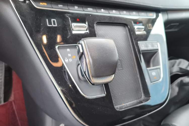 Used Hongqi HQ9 2023 2.0T Smart Connect Flagship Edition Gear Lever