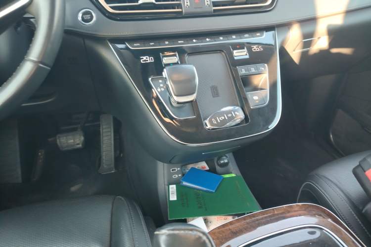 Used Hongqi HQ9 2023 2.0T Smart Connect Flagship Edition Gear Lever