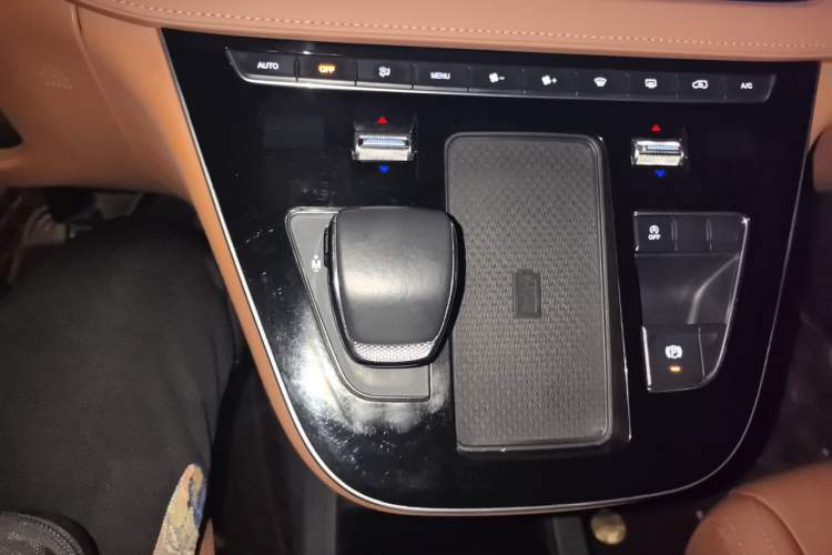 Used Hongqi HQ9 2023 2.0T Smart Connect Flagship Edition Gear Lever