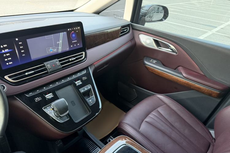 Used Hongqi HQ9 2023 2.0T Smart Connect Flagship Edition Interior 5