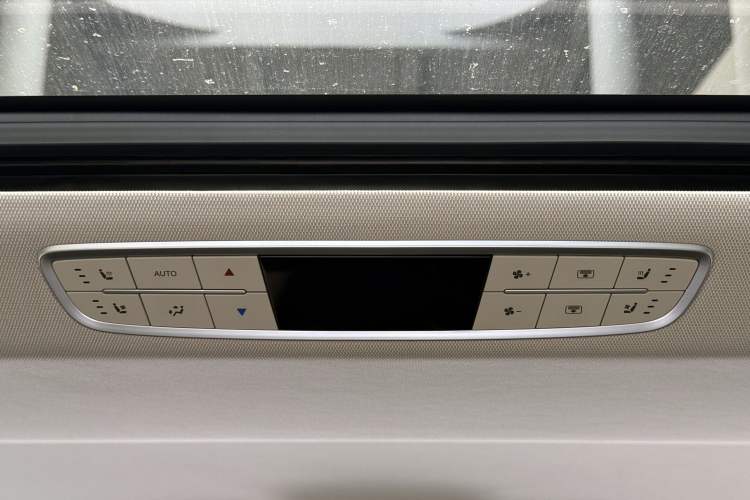 Used Hongqi HQ9 2023 2.0T Smart Connect Flagship Edition Interior 6