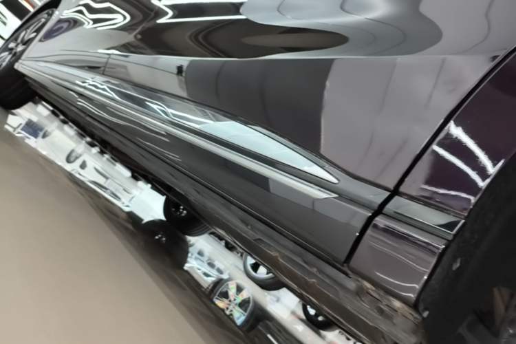 Used Hongqi HQ9 2023 2.0T Smart Connect Flagship Edition Left Side Sill