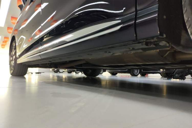 Used Hongqi HQ9 2023 2.0T Smart Connect Flagship Edition Left Side Sill